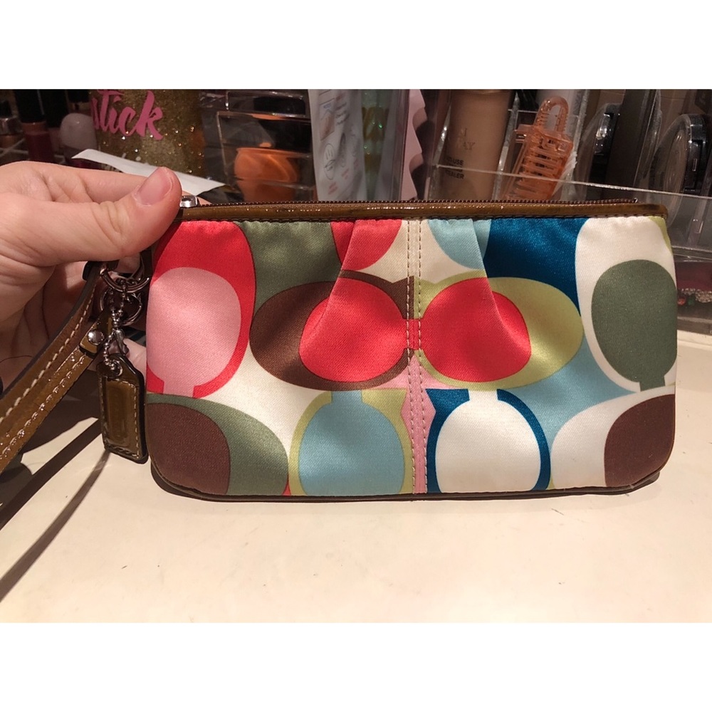 ✨Coach Wristlet✨
